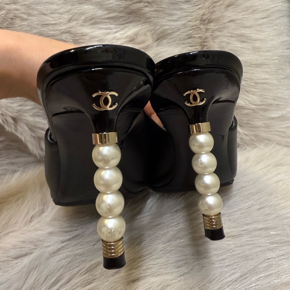 Chanel Black Mules with Patent Leather Cap Toe - Picture 6 of 9